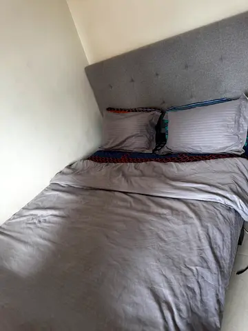 Queen size bed with mattress and coversheets