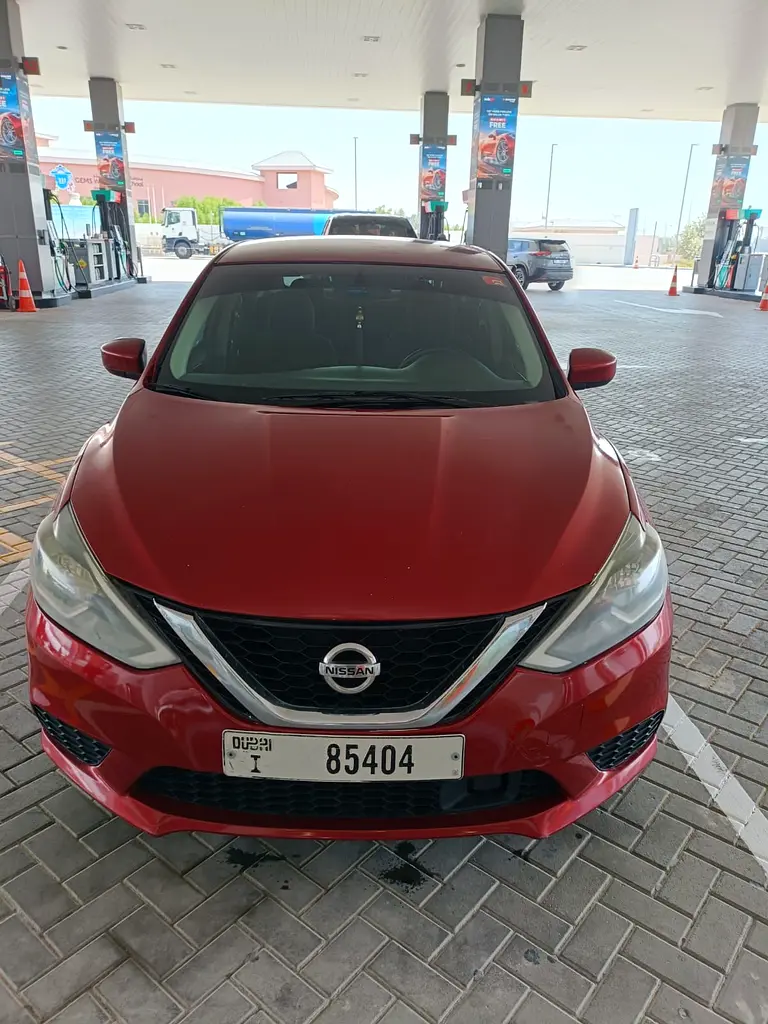 Nissan Sentra 2019 — photo 1 of 3