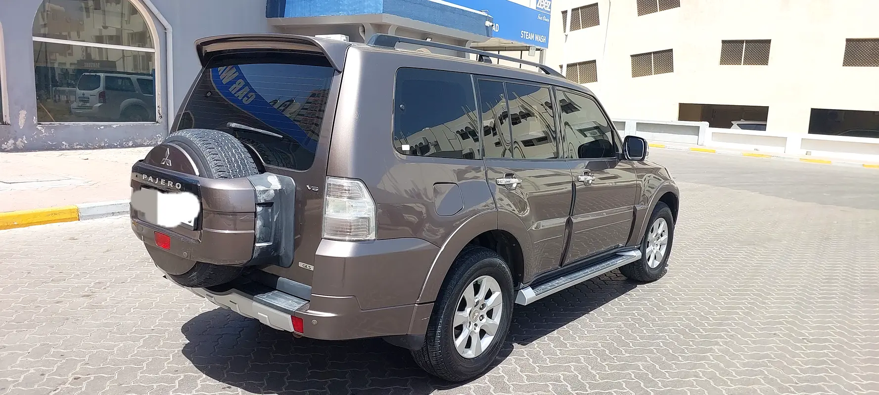 Mitsubishi Pajero 2013 — photo 1 of 17