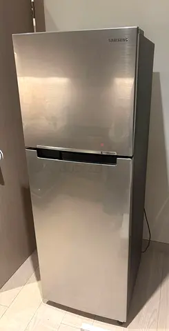 Samsung Silver Top-Freezer Refrigerator - Excellent Condition