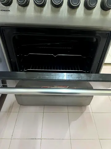 Stainless steel freestanding gas cooker with oven - good condition