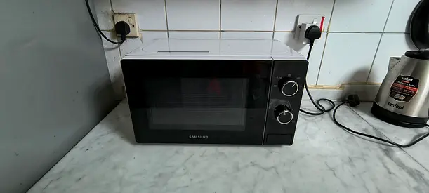 Samsung Countertop Microwave Oven - Good Working Condition