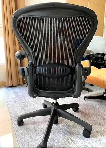 Selling Herman miller Aeron size B