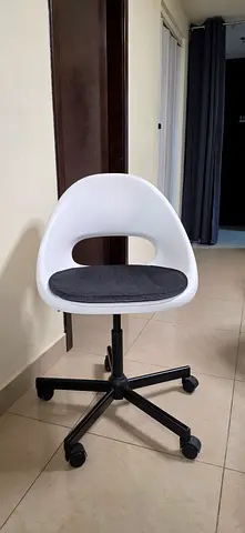 8 White and 2 beige modern swivel office chair with grey cushion - good condition
