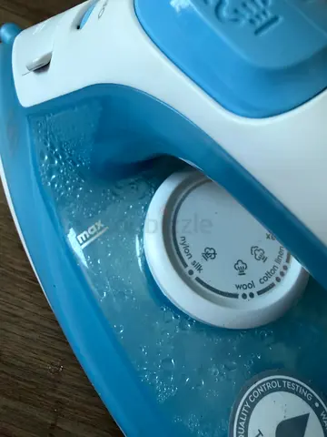 Lightweight Steam Iron with Adjustable Temperature and Water Tank