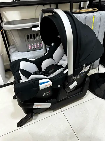 Nuna Stokke Infant Car Seat with Base - Excellent Condition