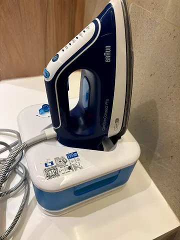 Braun Steam Iron with Base Station - very good working condition