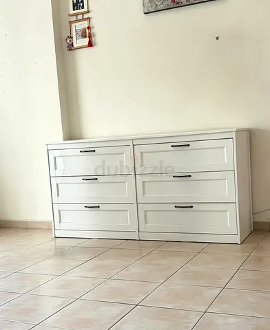 White 6-Drawer Dresser / Chest of Drawers - Good Condition