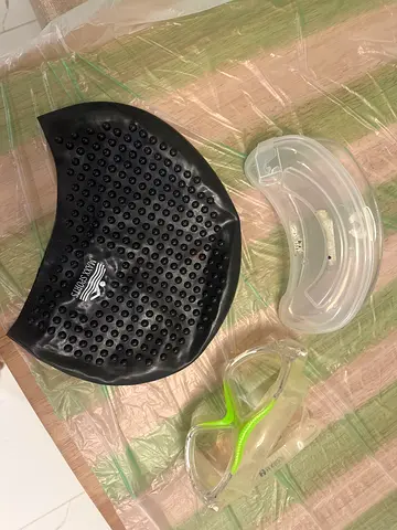 Swimming cap and glairs
