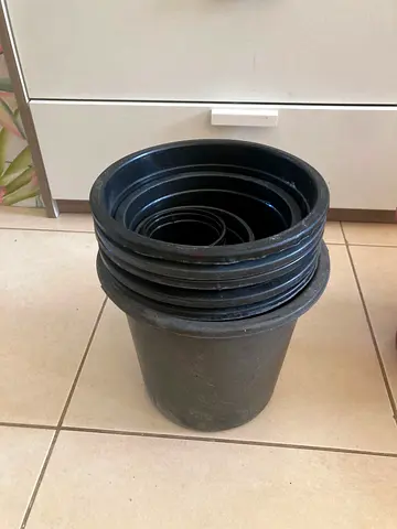 Set of 10 black plastic plant pots