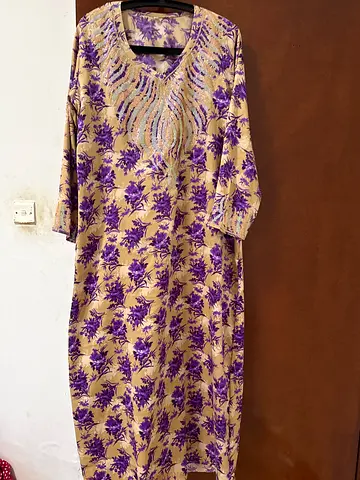 Elegant Floral Print Kurta with Neckline Detailing