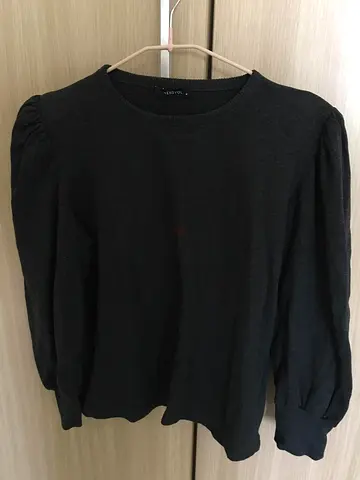 Black puff-sleeve long sleeve top - Size M