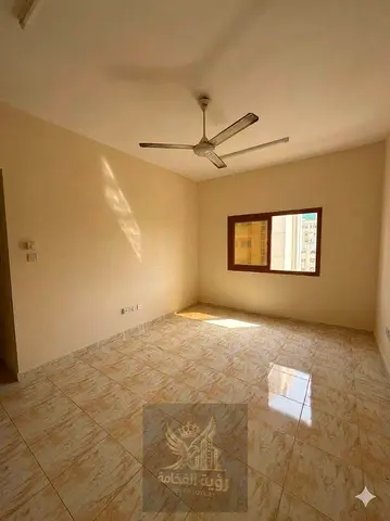 استديو مساحه كبيره ومريحه مطبخ منفصل تصميم عملي مميز تكييف مركزي موقع ممتاز بالشارقه المجره بالقرب من الكورنيش وجميع الخدمات