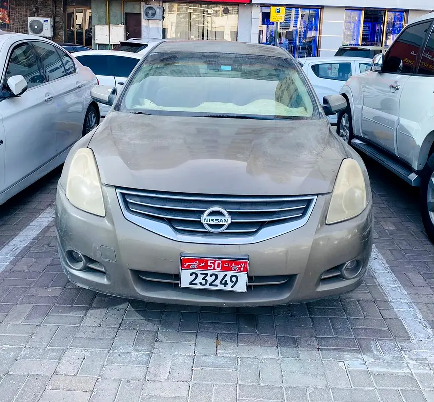Nissan Altima 2012 — photo 1 of 6