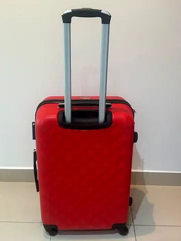Travel suitcase with wheels – 65x40x25 cm Can comfortably hold around 12/15 kg of contents.