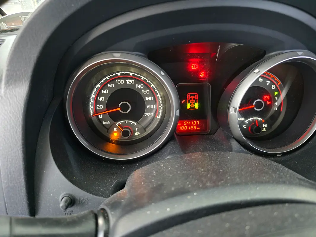 Mitsubishi Pajero 2015 — photo 1 of 4
