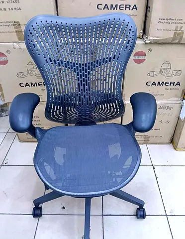 For selling Herman Miller mirra 2 chair.good condition only little use