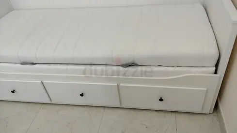 White daybed with Brand New Mattress or drawers