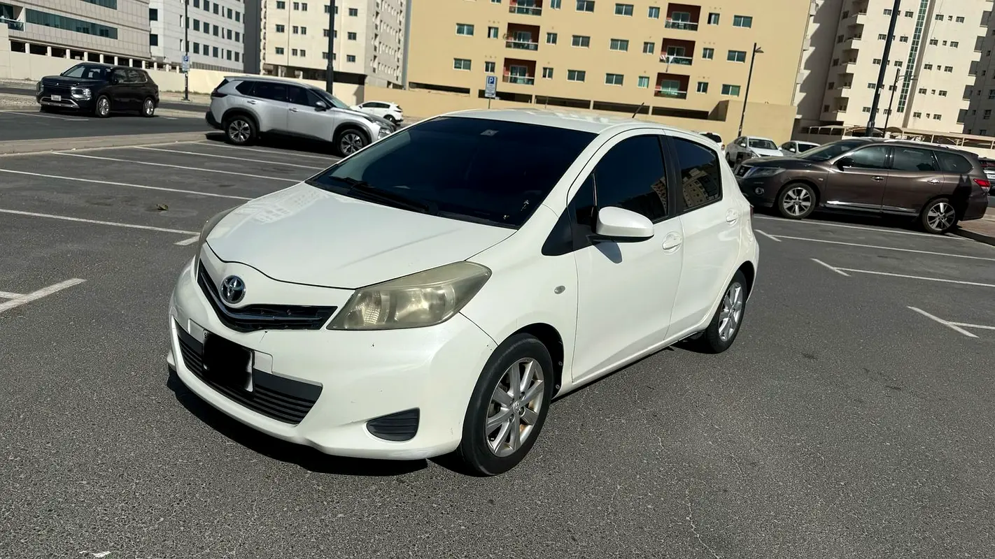 Toyota Yaris 2014 — photo 1 of 12