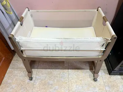 Bedside bassinet / bedside sleeper crib in good condition