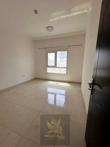 أرخص وأجمل شقه عائليه في المجاز2 غرفتين وصاله مع 2 بلكونه تكييف مركزي  بدون رسوم وبدون تأمين مع باركن مجانا وعلى مخرج دبي
