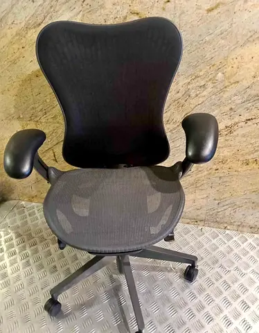 Im selling Herman Miller mirra 2 chair.good condition only little use