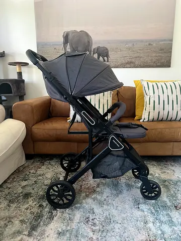 Neobreeze Quint stroller - excellent condition, 400 AED (negotiable)