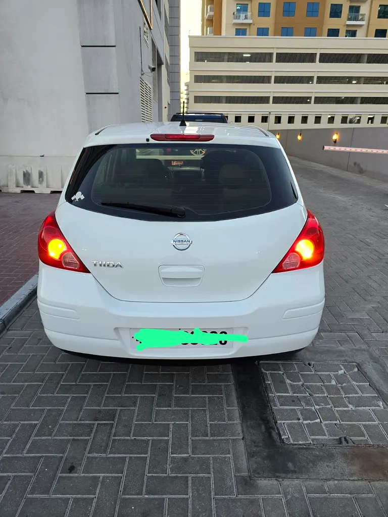 Nissan Tiida 2011 — photo 1 of 5