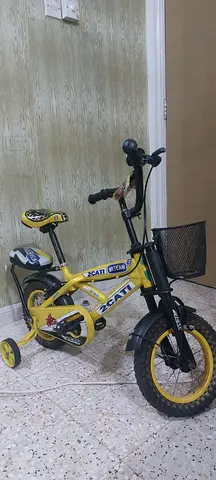 Kids Yellow Training cycle withBasket sidStabilizers - Good Condition suiteble for 2 to 7age group