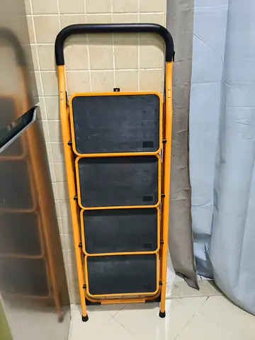 Foldable 4-Step Household Ladder / Step Stool - Good Condition