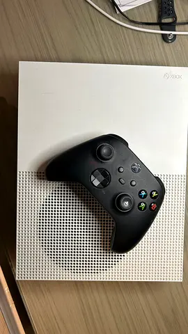 White Xbox One S with Black Wireless Controller - Good Condition