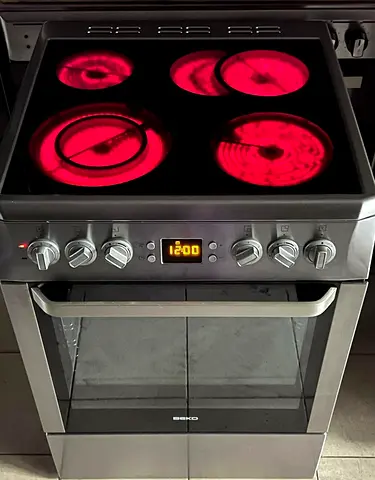 Beko freestanding electric cooker with ceramic hob and oven - good working condition