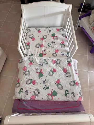 White wooden baby crib/toddler bed in good condition