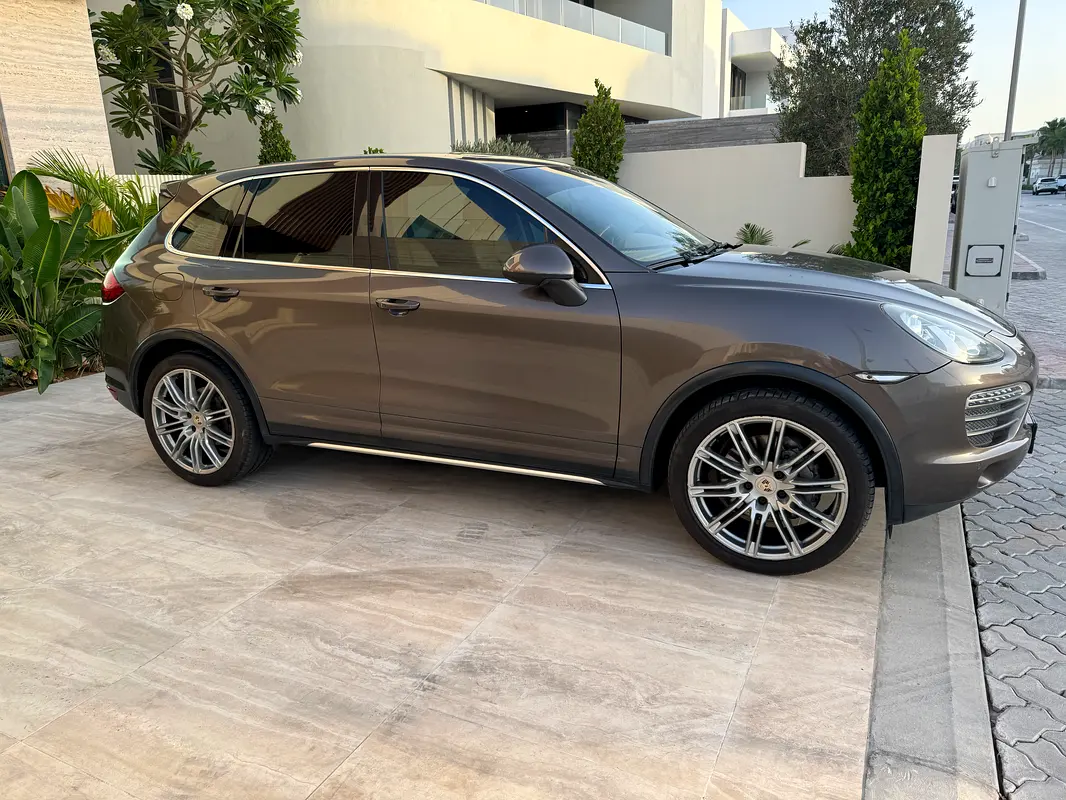 Porsche Cayenne 2012 — photo 1 of 12