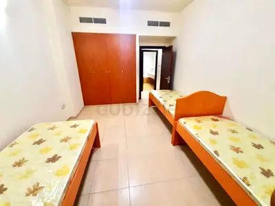 Exicutive Bachelor bed spaces for 3 person available for Indian gents