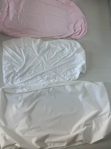130 x 70 Mattress cover and 2 bed linens