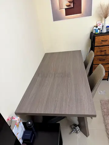 Solid wood-look dining table with 4 upholstered chairs light use