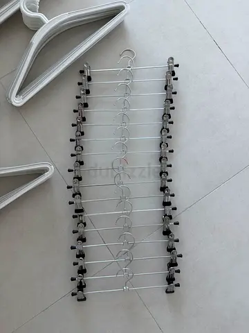 Set of 70 plastic clothes hangers + 16 clip hangers + shoe rack