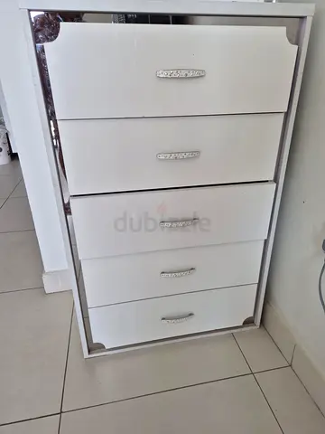 White 5-Drawer Chest / Dresser in Good Condition