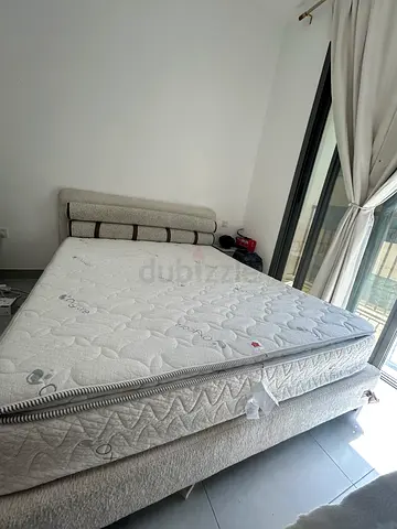 Queen mattress with upholstered bed base - good conditionسرير مع مرتبه جوده ممتازه نظيفه جدا المقاس
