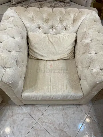 طقم كنب مخمل بيج Cream Chesterfield Style Sofa Set البيع بداعي السفر- Good Condition