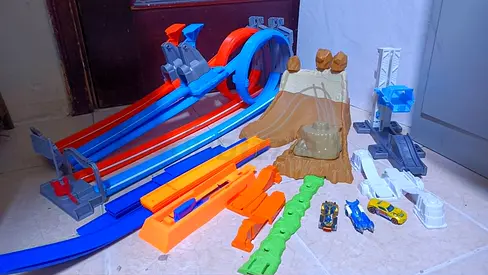 Hot Wheels Double Loop Dash Track with FREE Tracks and Launchers