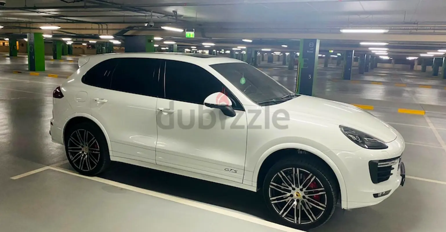 Porsche Cayenne 2017 — photo 1 of 6