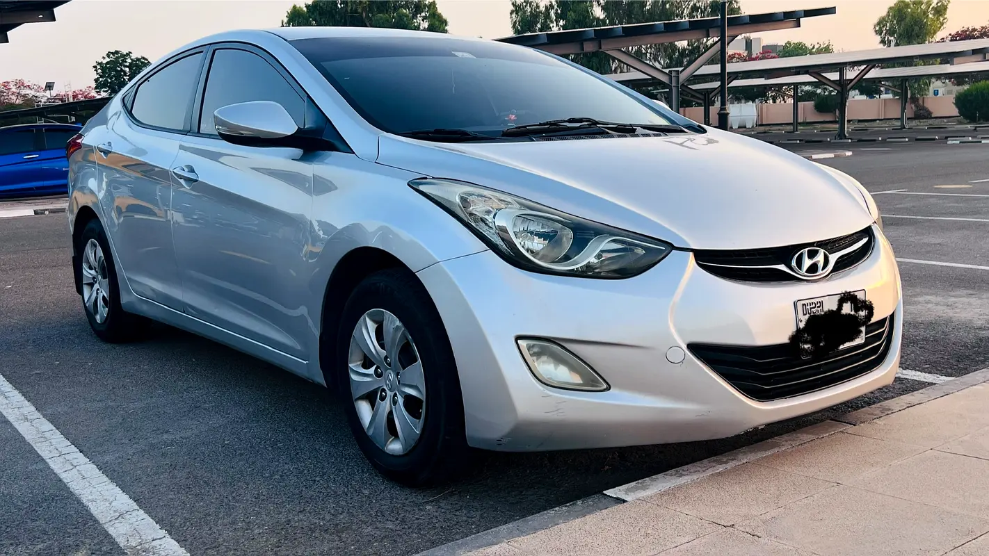 Hyundai Elantra 2012 — photo 1 of 4