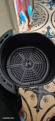 Used air fryer (basket and tray) in good working condition