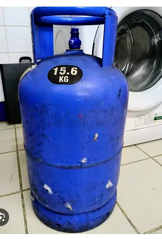 Gas cylinder with regulator nad pipe
