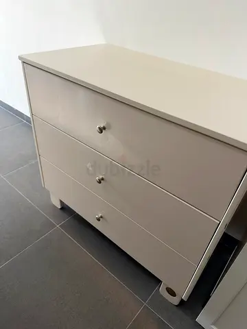 Chest of drawers
