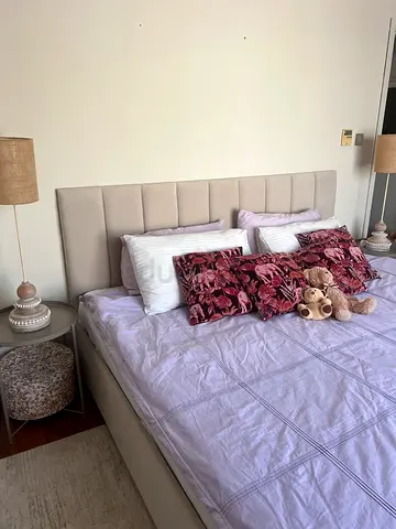 Beige upholstered super king bed with headboard with matrice