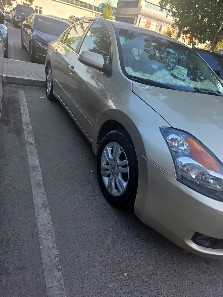 Nissan Altima 2009 — photo 1 of 8
