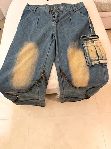 Mens distressed knee-length denim shorts, size M